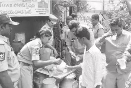 ప్రజా సేవలో కొత్తపేట పోలీసులు