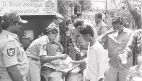 ప్రజా సేవలో కొత్తపేట పోలీసులు