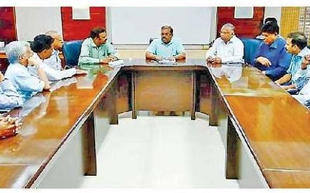 ఆస్పత్రుల వ్యర్ధాలను పంట కాల్వల్లో కలవకుండా చూడండి