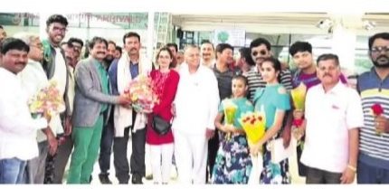 పర్వతారోహాకుల బృందానికి ఘనస్వాగతం