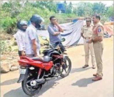వాహనచోదకులకు పోలీసుల కౌన్సెలింగ్