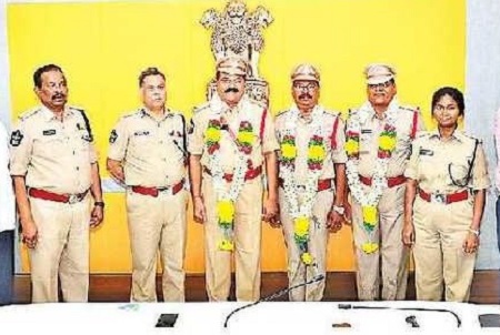 ఉద్యోగ విరమణ పొందిన పోలీసు అధికారులకు ఆత్మీయ వీడ్కోలు