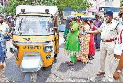 గర్భిణీని ఆటో ఎక్కించి పంపిస్తున్న పోలీసులు