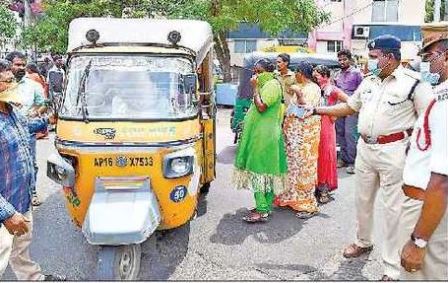 గర్భిణీని ఆటో ఎక్కించి పంపిస్తున్న పోలీసులు