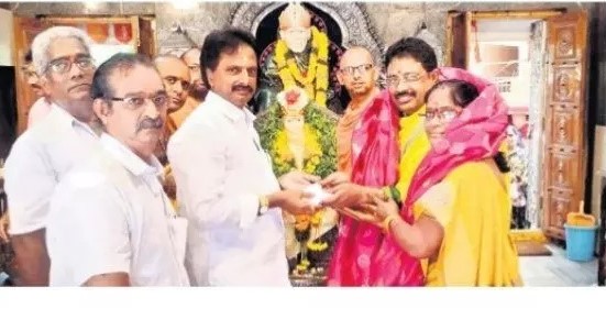 వెండి తాపడానికి కిలో వెండి బహుకరణ
