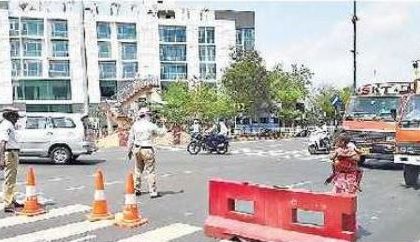రోడ్ల కూడళ్ల వద్ద వాహనాల దారి మళ్లింపు