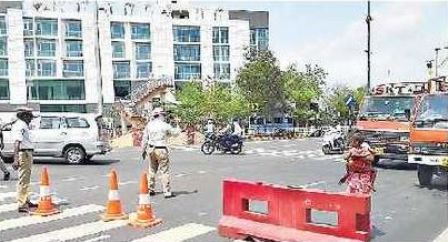 రోడ్ల కూడళ్ల వద్ద వాహనాల దారి మళ్లింపు