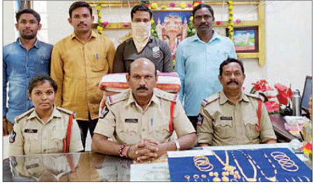 నగలతో పరారైన నిందితుడు అరెస్ట్