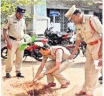 ప్రతి ఒక్కరూ మొక్కలు నాటాలి