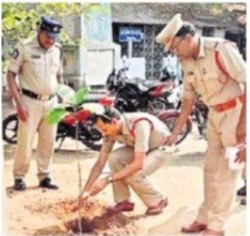 ప్రతి ఒక్కరూ మొక్కలు నాటాలి