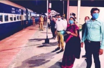 వలస కార్మికులతో బయల్దేరిన శ్రామిక్ రైలు