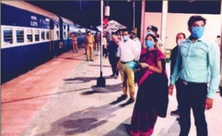 వలస కార్మికులతో బయల్దేరిన శ్రామిక్ రైలు