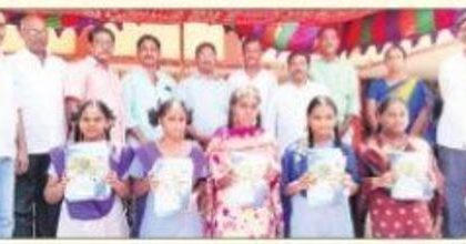 విద్యార్ధులకు నోటు పుస్తకాలు పంపిణీ