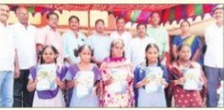 విద్యార్ధులకు నోటు పుస్తకాలు పంపిణీ