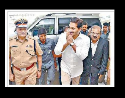 విమానాశ్రయంలో వీఐపీల కోలాహలం
