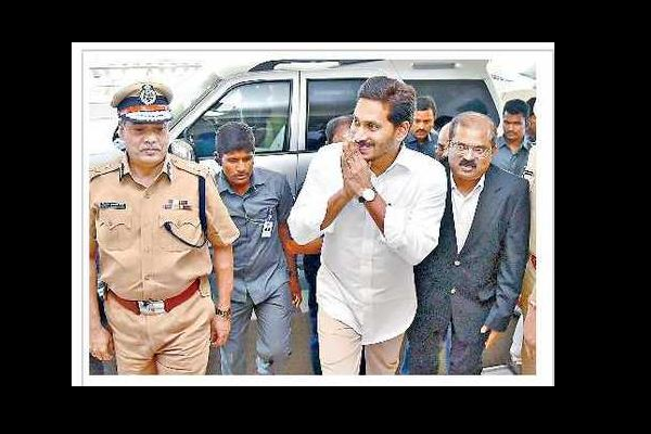విమానాశ్రయంలో వీఐపీల కోలాహలం