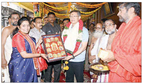 దుర్గమ్మ సేవలో డీజీపీ సవాంగ్