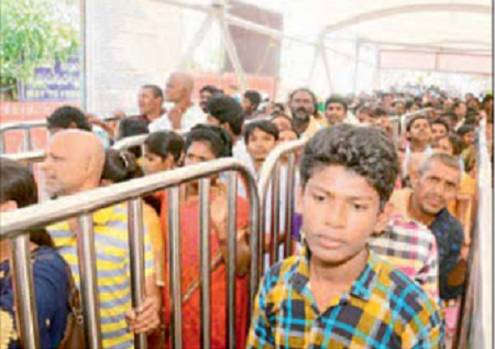 భక్తజన సందోహంతో కిటకిటలాడిన ఇంద్రకీలాద్రీ