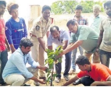 ప్రతి ఒక్కరూ మొక్కలు నాటాలి