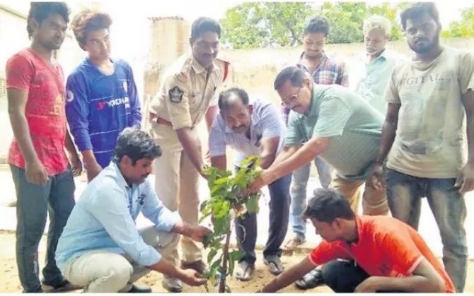 ప్రతి ఒక్కరూ మొక్కలు నాటాలి