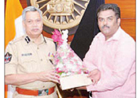 "ఆన్‌లైన్ మోసం" బాధితుడికి సైబర్ క్రైం ఊరట - సీపీకి కృతజ్ఞతలు