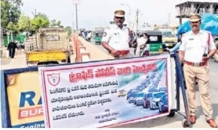 ప్రమాదాల నివారణకు ట్రాఫిక్ పోలీసుల చర్యలు