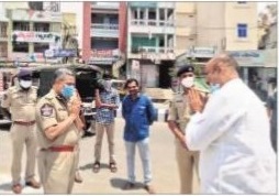 షేక్ హ్యాండ్ వద్దు.. నమస్కారమే ముద్దు