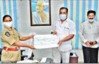 పోలీసుల సంక్షేమానికి రూ. లక్ష విరాళం