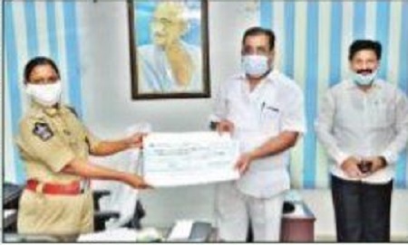 పోలీసుల సంక్షేమానికి రూ. లక్ష విరాళం