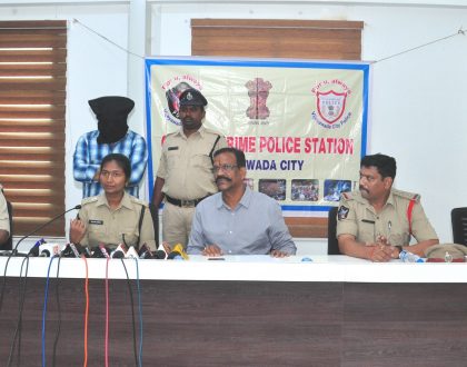 ఏటీఎంల వద్ద మాటలతో బురిడీ ...!