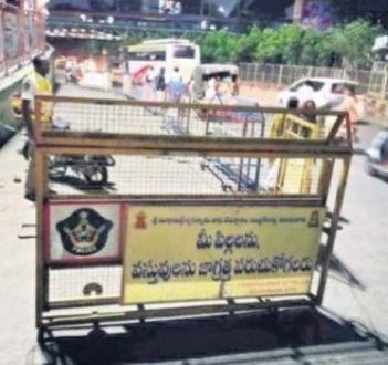 పాతబస్తీలో బారికేడ్ల ఏర్పాటు