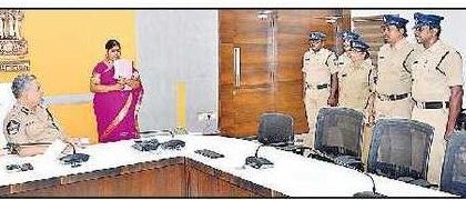 పోలీసు సిబ్బంది సమస్యలపై నాలుగు అర్జీల రాక