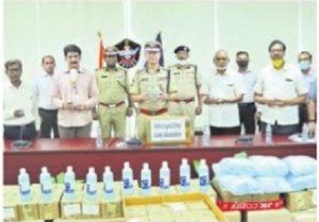 పోలీసులకు అండగా స్వచ్ఛంద సంస్థలు