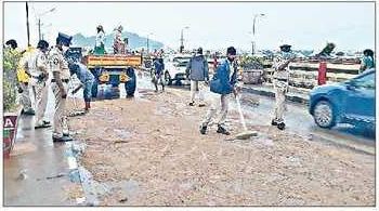 వారథిపై ఆయిల్ లీకేజీ