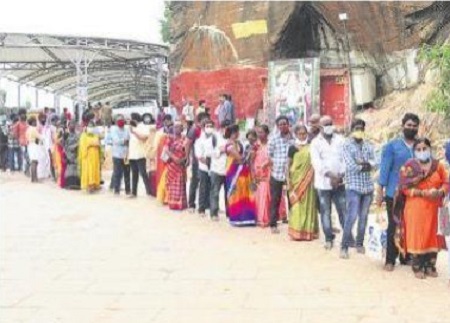 దుర్గమ్మ సన్నిధిలో పెరిగిన భక్తుల రద్దీ