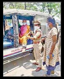 పోలీసు వాహనంలో గర్భిణీ తరలింపు