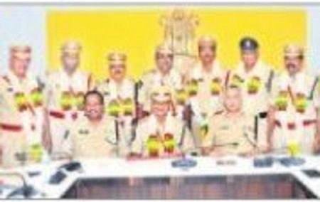 పోలీస్ సిబ్బందికి ఆత్మీయ వీడ్కోలు