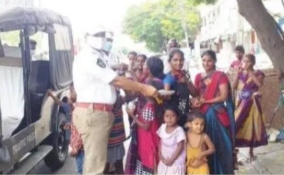 మానవత్వం చాటుతున్న పోలీసులు