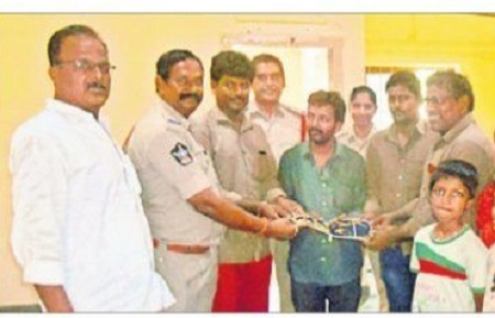 ఆటో డ్రైవర్ నిజాయతీ