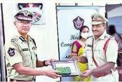 ఉత్తమ ప్రతిభకు అవార్డుల పంట