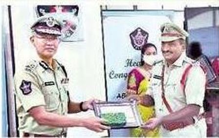 ఉత్తమ ప్రతిభకు అవార్డుల పంట