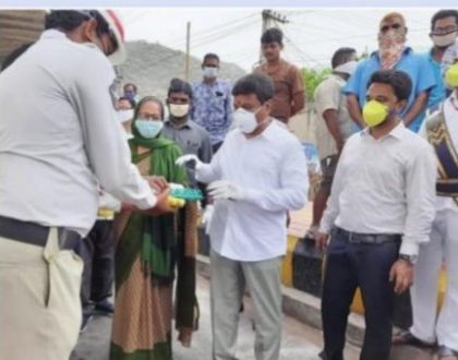 ఎస్.ఎన్.జి ఫౌండేషన్ ఆధ్వర్యంలో కోడిగుడ్లు, పండ్లు పంపిణీ