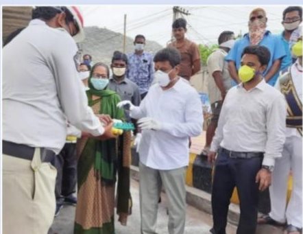 ఎస్.ఎన్.జి ఫౌండేషన్ ఆధ్వర్యంలో కోడిగుడ్లు, పండ్లు పంపిణీ