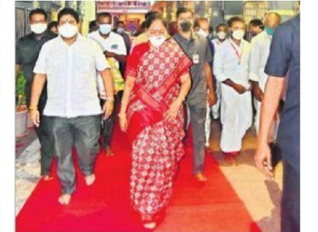 దుర్గమ్మను దర్శించుకున్న మంత్రులు
