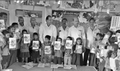 విద్యార్థులకు నీతి కథల పుస్తకాల పంపిణి
