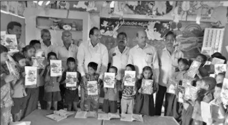 విద్యార్థులకు నీతి కథల పుస్తకాల పంపిణి