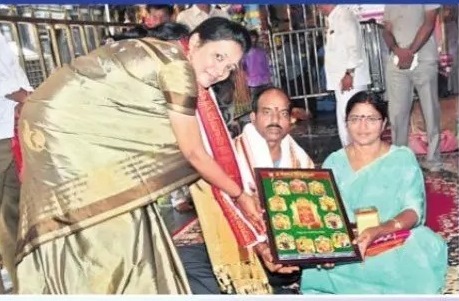 దుర్గమ్మను దర్శించుకున్న ప్రముఖులు
