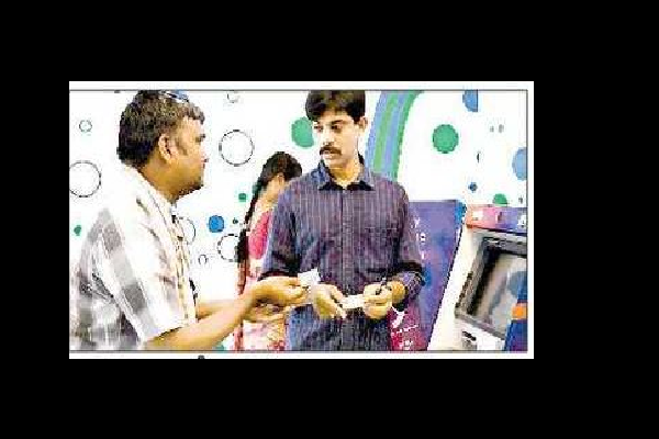 పోలీసులే కళాకారులుగా...