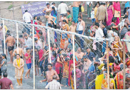 భక్తులతో పోటెత్తిన దుర్గా ఘాట్