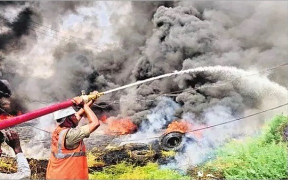 పాత టైర్ల గోడౌన్ లో అగ్ని ప్రమాదo